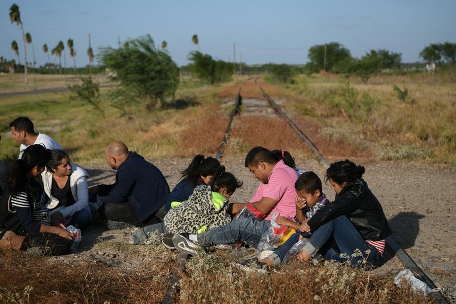 [ẢNH] Những khoảnh khắc xúc động của dòng người nhập cư ở biên giới Mỹ - Mexico